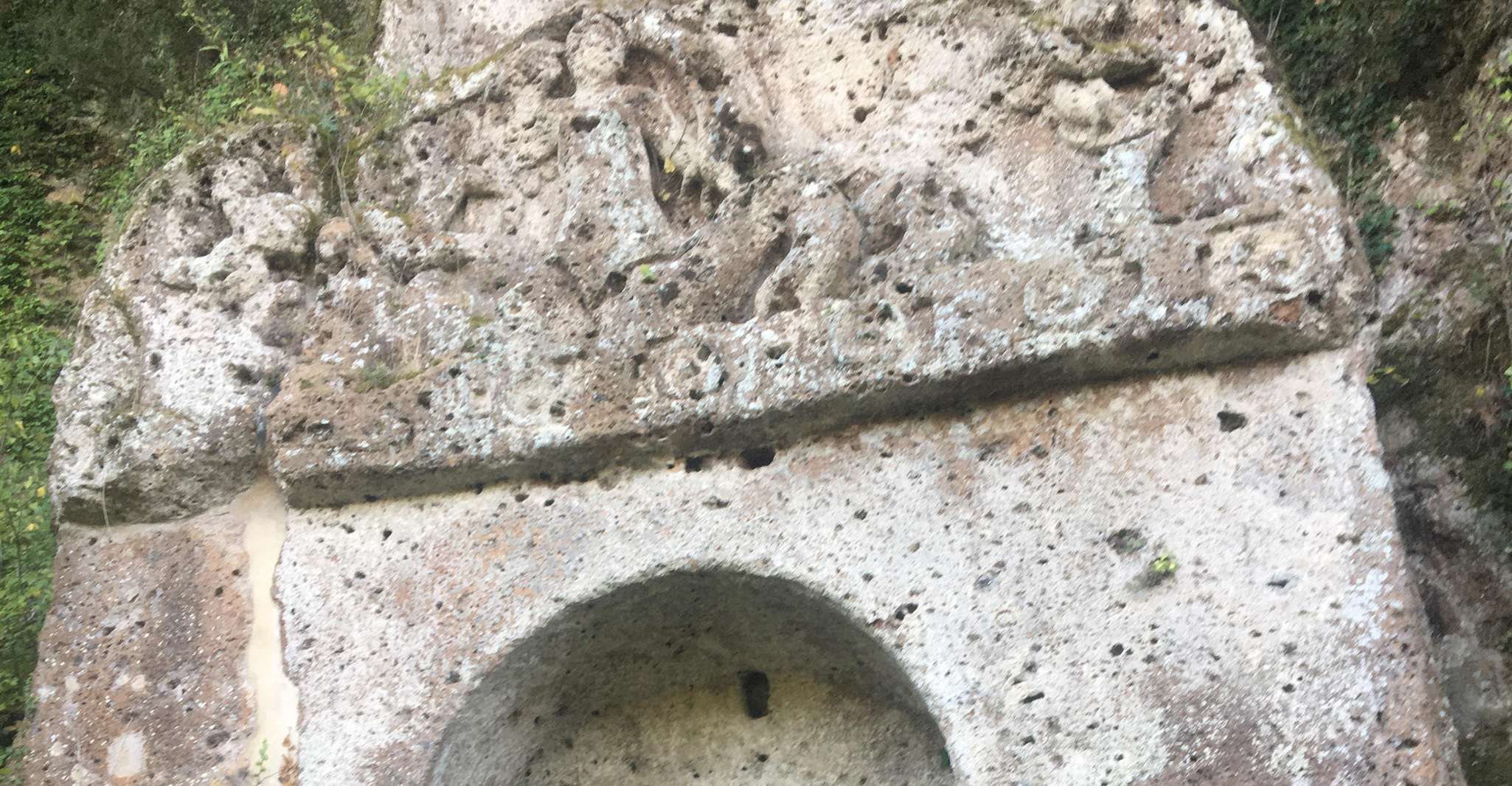 Aventure de chasse aux tombes et de trekking à Sovana - Housity