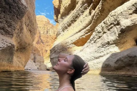 Muscat: tour di un giorno intero del Wadi Shab e della dolina di Bimmah