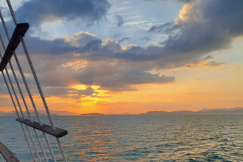 Phuket: Combinación de Sol y Puesta de Sol con Snorkel y Natación