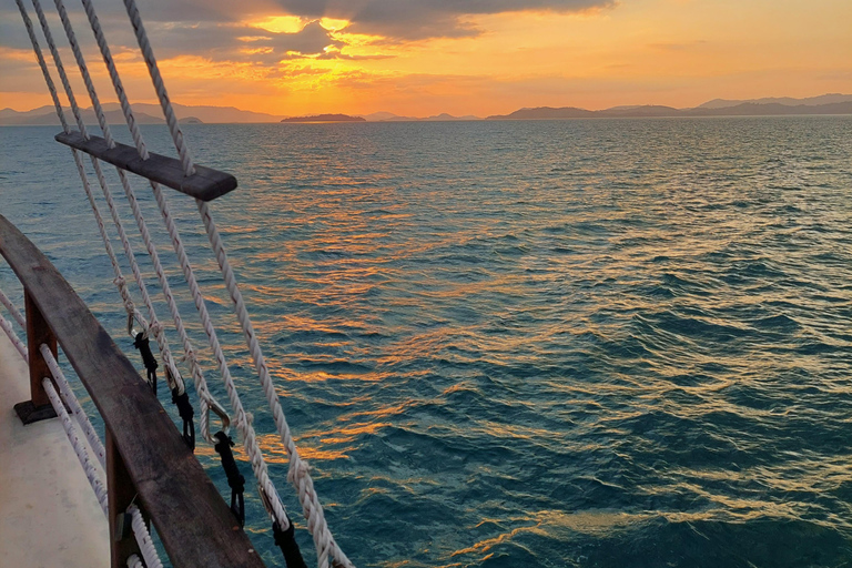 Phuket: Combinación de Sol y Puesta de Sol con Snorkel y Natación