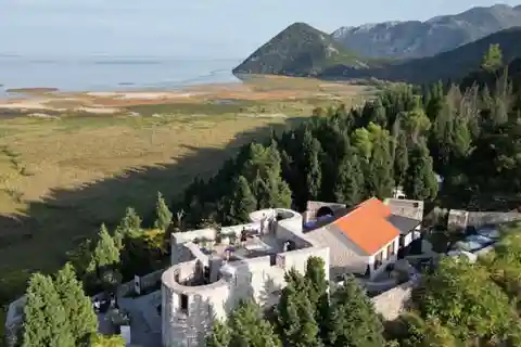 Skadar See: Kreuzfahrt & Mittagessen in der Festung (ab Podgorica)