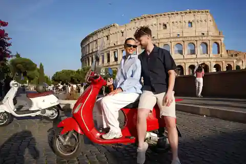 Roma: Tour in Vespa con fotografo e Tiramisù