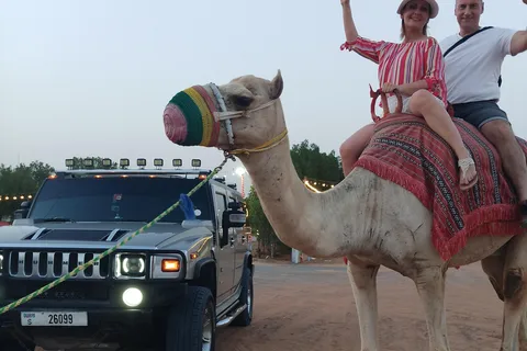Dubái: Tour nocturno de lujo por el desierto en Hummer con sesión de fotos.