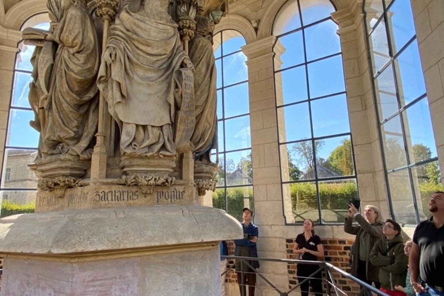 choses à faire à dijon, france. top 8 des lieux incontournables | constatez la beauté du puits de moïse, chef-d'œuvre de claus sluter (à partir de 3 euros)