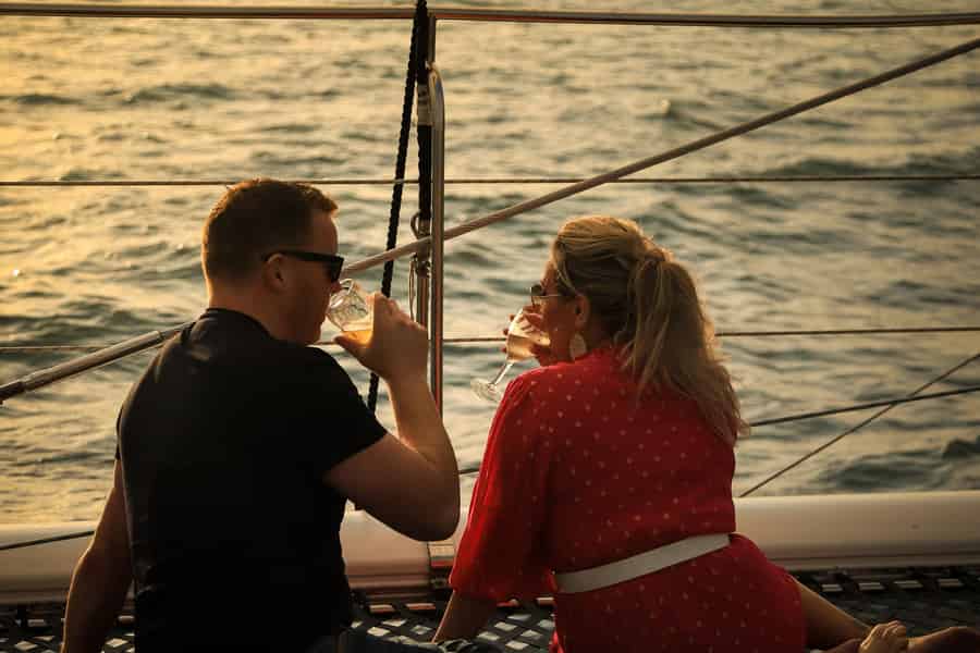 Sonnenstrand: Katamaran-Kreuzfahrt bei Sonnenuntergang mit Abendessen und Prosecco. Foto: GetYourGuide Sonnenstrand: Katamaran-Kreuzfahrt bei Sonnenuntergang mit Abendessen und Prosecco. Foto: GetYourGuide