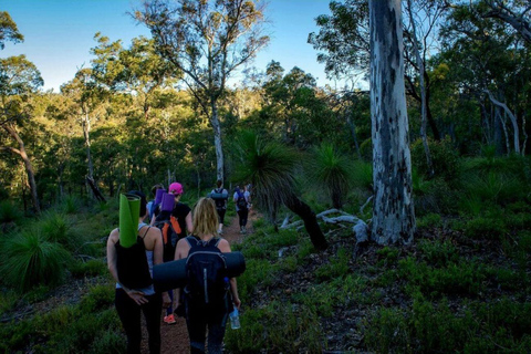 Perth: Yoga Wandeling bij Zonsondergang met Licht Avondmaal