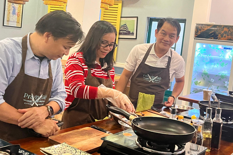 Immersive Cooking Class &amp; BenThanh Market Tour By Local Chef