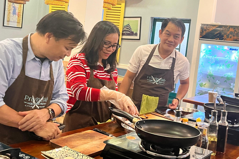 Immersive Cooking Class &amp; BenThanh Market Tour By Local Chef