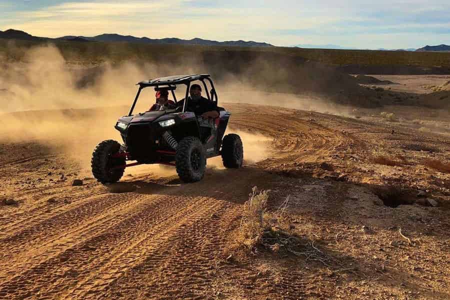 Buggyfahrt mit Kamelen und Abendessen mit Show in der Wüste Agafay. Foto: GetYourGuide Buggyfahrt mit Kamelen und Abendessen mit Show in der Wüste Agafay. Foto: GetYourGuide