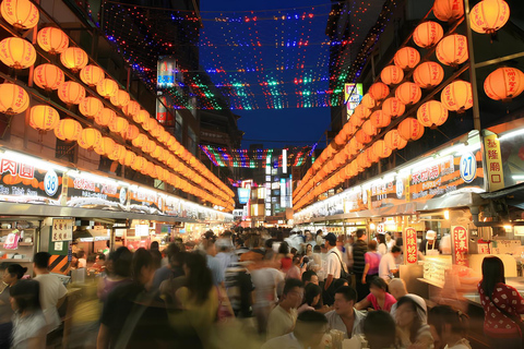 Taipei: Jiufen, Shifen Sky Lanterns & Keelung Nightmarket Hotel pickup & Bilingual guide