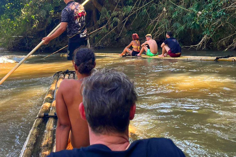 Khao Sok: Tour privato di bamboo rafting e tempio della grotta della giunglaAvventura privata