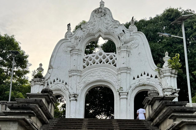 From Negombo: Kelaniya Rajamaha Vihara Guided Temple Tour