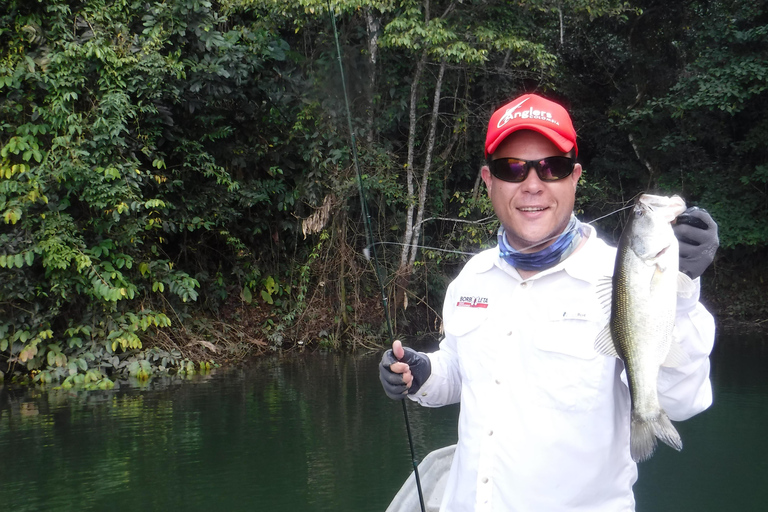 Guatapé: All-inclusive private fishing experience (24-hour advance booking) Guatapé: All-inclusive sport fishing experience (24-hour advance booking)