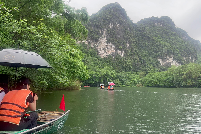 Ninh Bình: Bai Dinh, Trang An en Mua Cave dag privétourNinh Bình: Bai Dinh, Trang An en Mua Cave op de motor