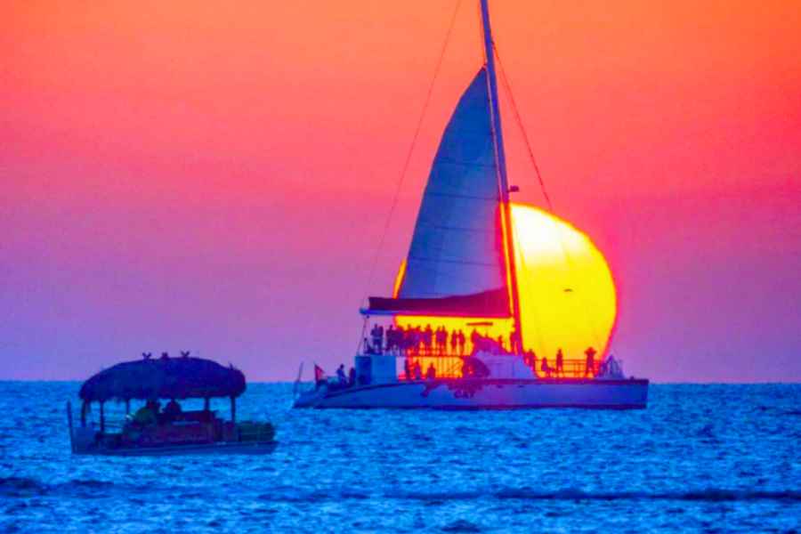Key West: Segeltörn bei Sonnenuntergang mit Open Bar, Essen und Musik. Foto: GetYourGuide