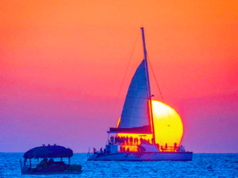 Key West: gita in barca a vela al tramonto con open bar, cibo e musica