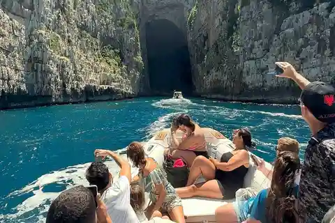 Valona: tour in motoscafo alla grotta di Haxhi Ali e alle attrazioni principali di Karaburun