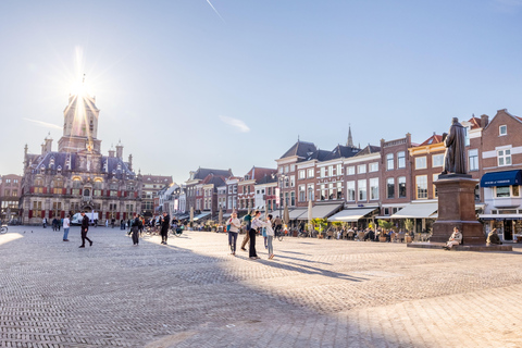 Delft City Center; Private Photoshoot & Guided Walk Classic Delft Walk