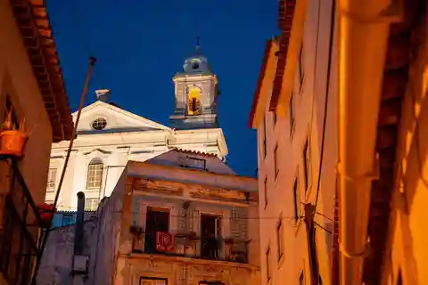 Lisbona: Spettacolo di fado con cena e tour della città
