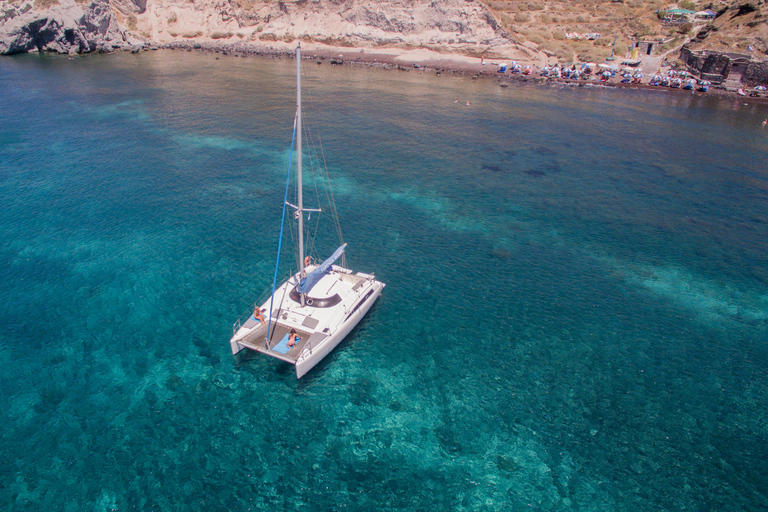 Santorini:Catamaran: private cruise with food &amp; drinksSantorini: private catamaran cruise with food &amp; drinks