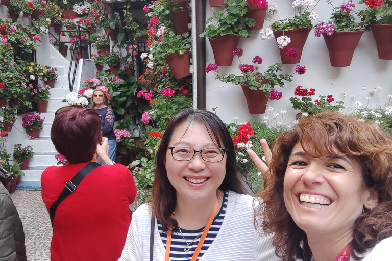 Concours des patios de Cordoue : une expérience unique mêlant fleurs et tradition.Concours des cours de Cordoue : une expérience unique de fleurs et de tradition.