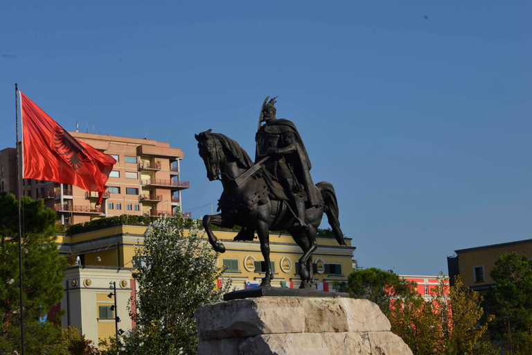 Tour in bicicletta di Tirana (E-Bike)Tour guidato dei punti salienti di Tirana in E-Bike