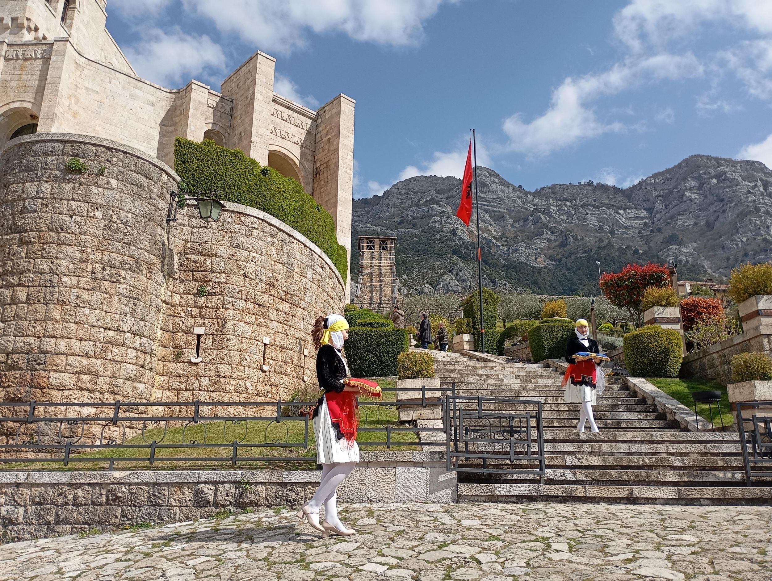 Tirana: Tagestour zur Burg von Kruja, zum Berg Sarisalltik und zum Tempel
