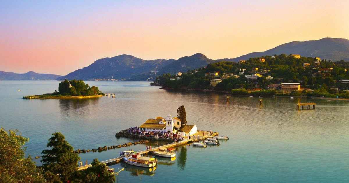 Tour privato al tramonto intorno alla città di Corfù con la barca