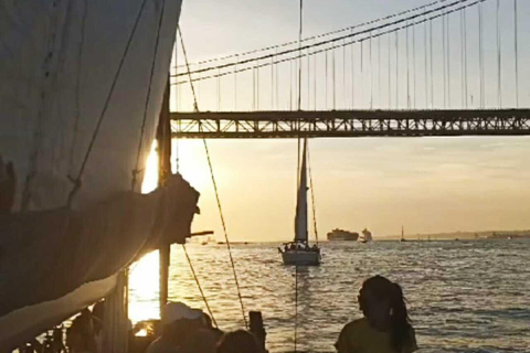 Lisboa:Sunset Sailing Tour at Tagus River with welcome drink