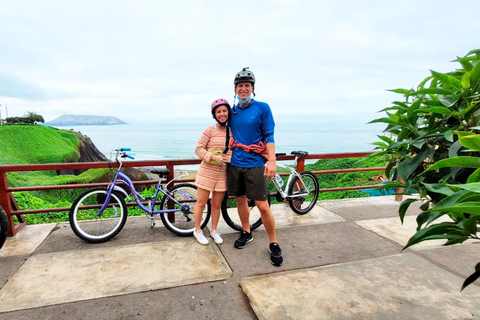 Lima: Miraflores & Barranco Guided Bike Tour