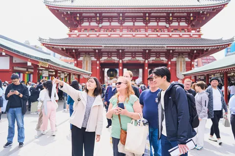 Asakusa : History Walking Tour & Street Food