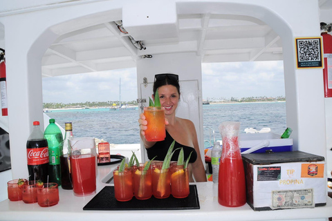 Catamarán privado Crusie, snorkel, almuerzo y tobogán acuáticoVisita privada exclusiva sólo para ti y tu grupo de hasta 95 personas