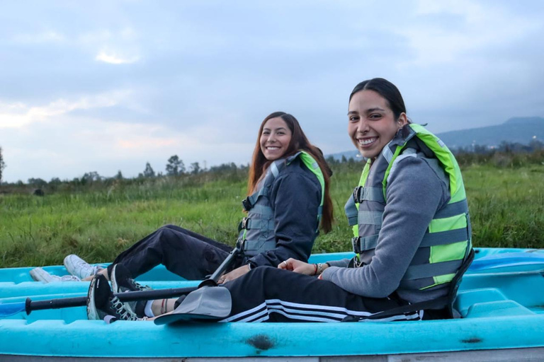 Tour in kayak a Xochimilco: campi di calendula e sapori del giorno dei mortiTour in kayak all'alba a Xochimilco