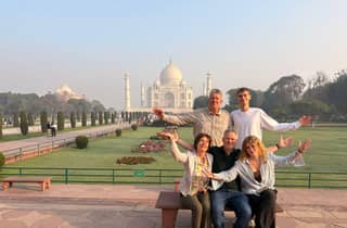 „Die Seele von Agra: Dein privater Ausflug zum Taj Mahal im Kia Carens“
