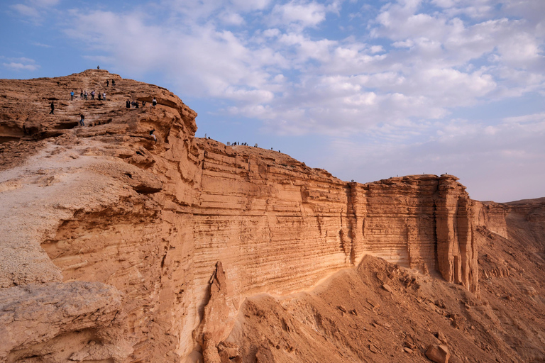 Riyadh: Edge of the World Sunset Tour with Snacks Edge of the world with sunset and stars
