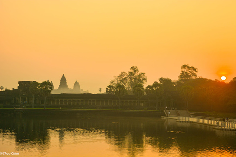 SiemReap: Tour de día completo a Angkor Wat al Amanecer en grupo reducido