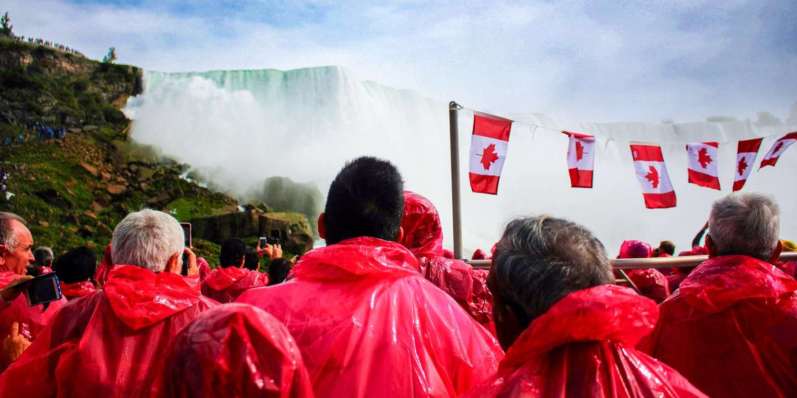 Toronto: Niagara Falls Tour with Cruise and Behind The Falls