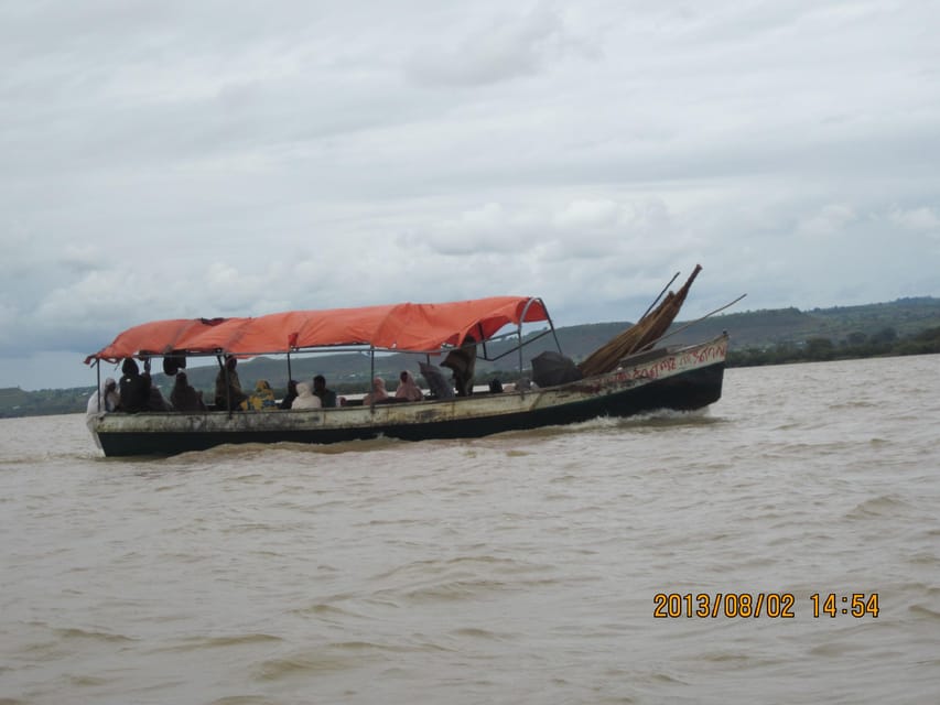 Los chicos locales de transporte de agua en la ciudad de Jinka