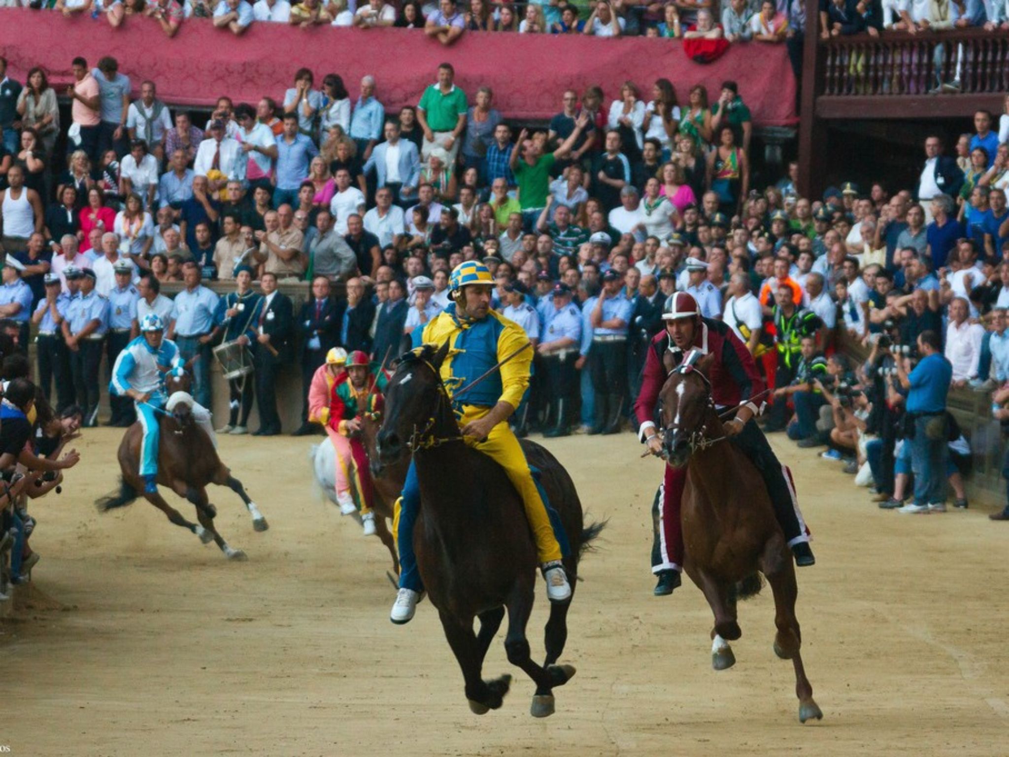 Mittelalterliche Spiele und Museumsführung durch das Museum für Erinnerungsstücke des Stadtviertels in Arezzo