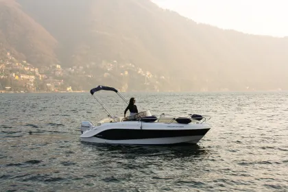1 Stunde selbstfahrendes Boot auf dem Comer See