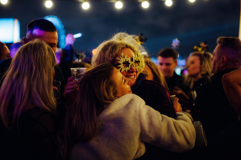 Bootfeest op oudejaarsavond in Londen met uitzicht op het vuurwerk