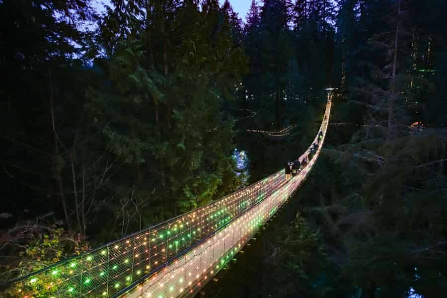 Capilano-Hängebrücke und Canyon Lights: Weihnachtstour. Foto: GetYourGuide Capilano-Hängebrücke und Canyon Lights: Weihnachtstour. Foto: GetYourGuide