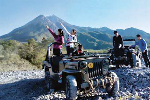 Yogyakarta: Borobudur beklimming, Mt. Merapi &amp; Prambanan tourAlleen transportservice (entreegelden apart betaald)