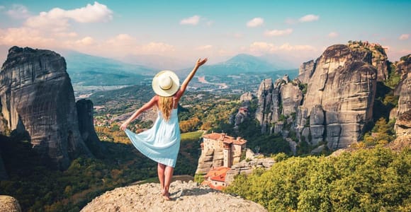 Athen: Tagestour nach Meteora mit Höhlen, Zwischenstopps am Meer und Mittagessen
