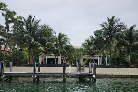 Miami: Private Tailored Sightseeing Boat Tour 1 hour Package w/o Gas & Marina Fees $70 due at Check-in