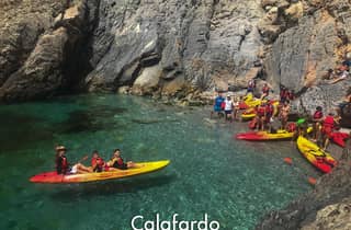 Granada: Geführte Kajaktour – Klippen und Höhlen von Playa de La Rijana