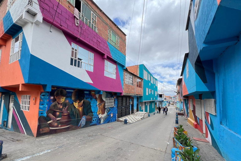 Bogotá: El Paraíso and Cable Car Favelas Tour