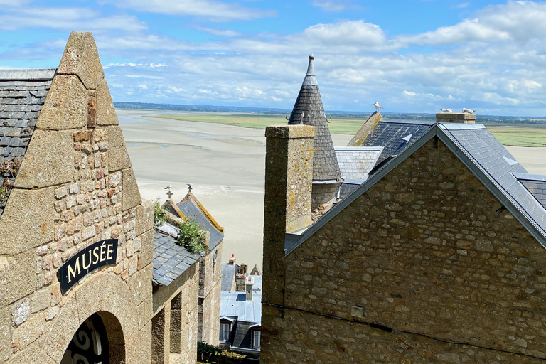 Visita privata con guida dal vivo di Mont Saint-Michel e Honfleur in MercedesPrivato Mont Saint-Michel, Honfleur da Parigi in Mercedes