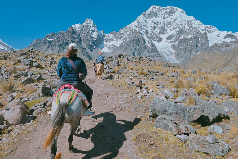 Balade à cheval dans l&#039;Ausangate et les 7 lacs - Journée complète - En groupeÉquitation à Ausangate 7 Lacs, journée complète - En groupe