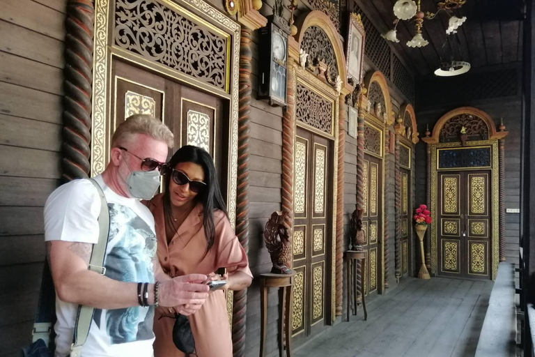 Old Chiangmai city & temples walking tour: (3 hours/1.7 km.)